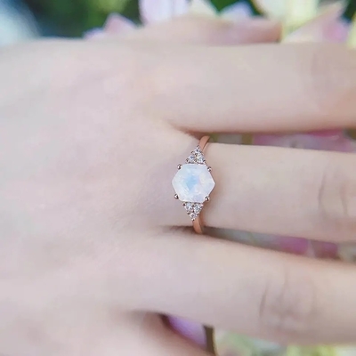 Rose Gold Hexagon Shaped Wedding เครื่องประดับมูนสโตนแท้โอชะแหวนมูนสโตนสายรุ้งธรรมชาติ