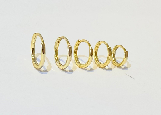 6mm 12mm 9k Gold Huggie ต่างหู, 10mm Dainty Huggie Hoop Earrings OEM