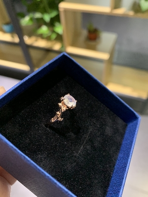 14K Rose Gold Leaf Flower Round Cut Moonstone แหวนแต่งงานแหวนหมั้น