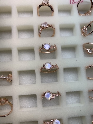 14K Rose Gold Leaf Flower Round Cut Moonstone แหวนแต่งงานแหวนหมั้น