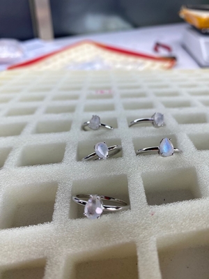 14K Rose Gold Pear Cut Dainty เครื่องประดับมูนสโตน Simple Moonstone Ring