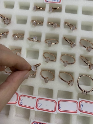 14K Rose Gold Pear Cut Dainty เครื่องประดับมูนสโตน Simple Moonstone Ring