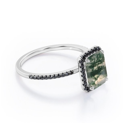 Emerald Cut Moss Green Agate สไตล์ Halo พร้อม Lab สร้างแหวนหมั้นเพชรสีดำพร้อมการเน้นปู