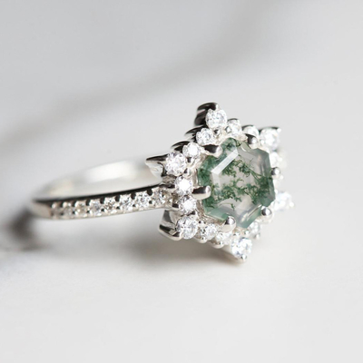 Filigree Chevron Tiara 0.6 กะรัต Round Cut Moss Green Agate and Diamond Wedding Ring Set in Rose Gold