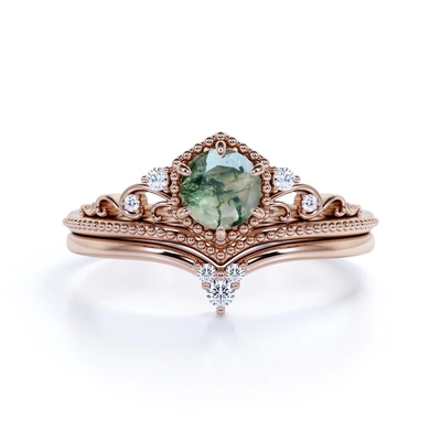Filigree Chevron Tiara 0.6 กะรัต Round Cut Moss Green Agate and Diamond Wedding Ring Set in Rose Gold