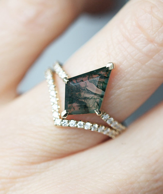 ชุดแหวนหมั้น Moss Agate Modern Prism Shape สำหรับผู้หญิงในทองคำ