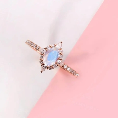 ใหม่ล่าสุด Rose Gold Plating 925 เครื่องประดับเงินสเตอร์ลิงรูปไข่ Blue Moonstone แหวนหมั้น