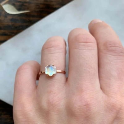 Rose Gold Hexagon Shaped Wedding เครื่องประดับมูนสโตนแท้โอชะแหวนมูนสโตนสายรุ้งธรรมชาติ