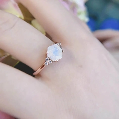 Rose Gold Hexagon Shaped Wedding เครื่องประดับมูนสโตนแท้โอชะแหวนมูนสโตนสายรุ้งธรรมชาติ