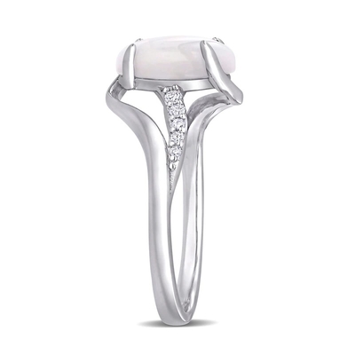 โอปอลทรงรีและ 1/15 CT. ที.ดับบลิว. แหวนเพชรบายพาสแยกก้านเงินสเตอร์ลิง