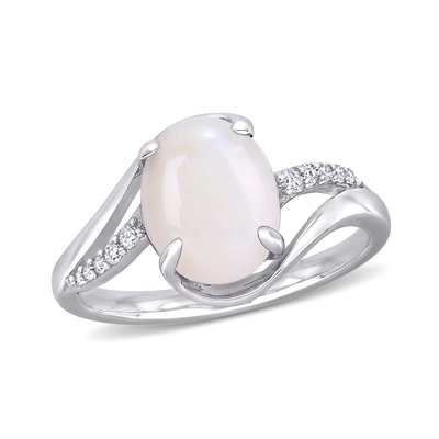 โอปอลทรงรีและ 1/15 CT. ที.ดับบลิว. แหวนเพชรบายพาสแยกก้านเงินสเตอร์ลิง