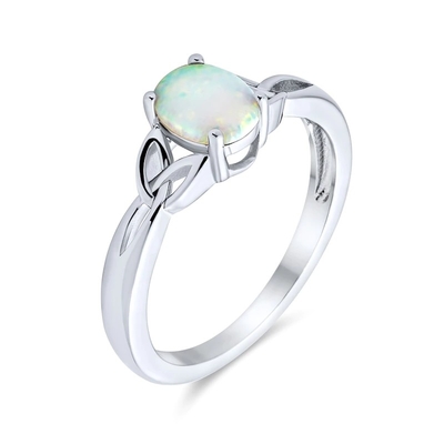 Oval Lab-Created Opal Celtic Love Knot Side Accent Ring เป็นเงินสเตอร์ลิง