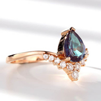 แหวนเงินแท้ 925 CZ Dainty V Shape Pear Cut Alexandrite Jewelry Ring