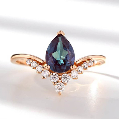แหวนเงินแท้ 925 CZ Dainty V Shape Pear Cut Alexandrite Jewelry Ring