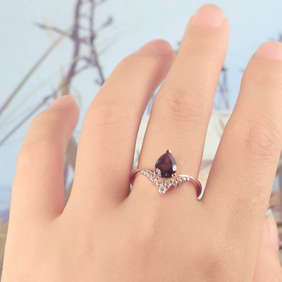 แหวนเงินแท้ 925 CZ Dainty V Shape Pear Cut Alexandrite Jewelry Ring