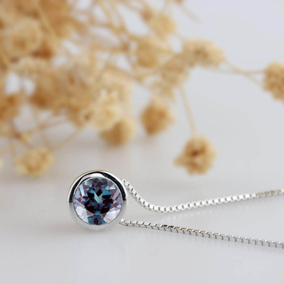 Round Cut 1CT Center Synthetic Alexandrite Bezel Solitaire 14k White Gold Pendants สร้อยคอสร้อยคอจี้ Alexandrite