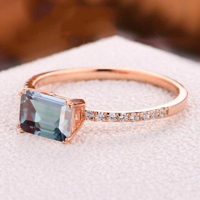 แหวนผู้หญิงพลอย Rose Gold Half Eternity 1.0ct Emerald Cut Alexandrite Ring