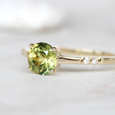 Halo Jewelry Round Cut แหวนแต่งงาน Lab สร้างแหวนหมั้นมรกตสีเขียว