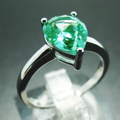 แหวนเงินสเตอร์ลิงสีเขียว Spinel แหวนแฟชั่นรูปลูกแพร์ Solitaire แหวนหมั้นแต่งงาน