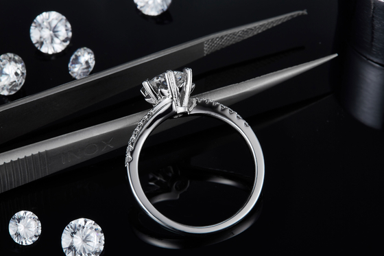 1.30CT White Moissanite และ Sapphire Platineve Diamonds เครื่องประดับแหวนหมั้นผู้หญิง