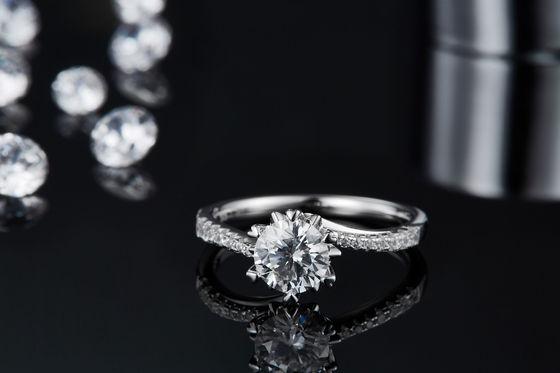 1.30CT White Moissanite และ Sapphire Platineve Diamonds เครื่องประดับแหวนหมั้นผู้หญิง