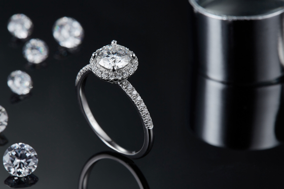 925 เครื่องประดับเงินสเตอร์ลิงแหวนหมั้นเพชร Moissanite ทรงกลมแหวนวงแหวนโอชะ
