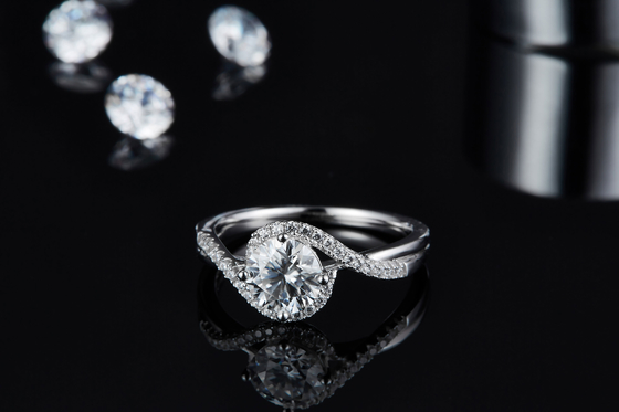 Simple Arrival S925 Bright Setting Women Infinity Round Cut Moissanite Ribbon Twist แหวนหมั้นงานแต่งงาน