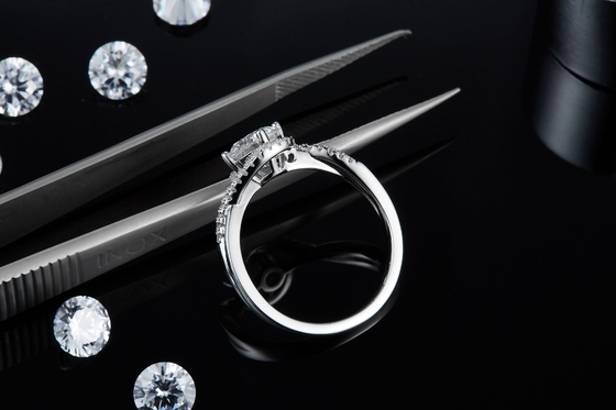 Simple Arrival S925 Bright Setting Women Infinity Round Cut Moissanite Ribbon Twist แหวนหมั้นงานแต่งงาน