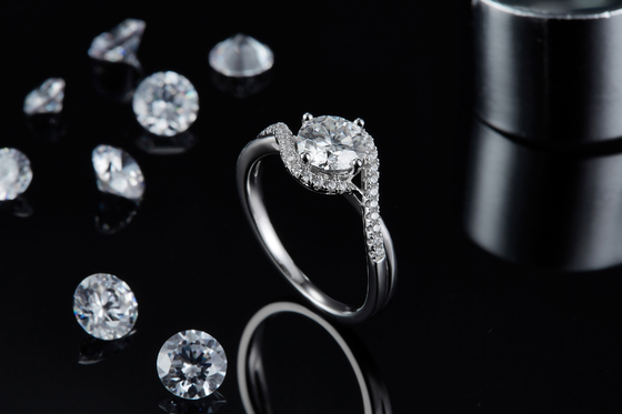Simple Arrival S925 Bright Setting Women Infinity Round Cut Moissanite Ribbon Twist แหวนหมั้นงานแต่งงาน