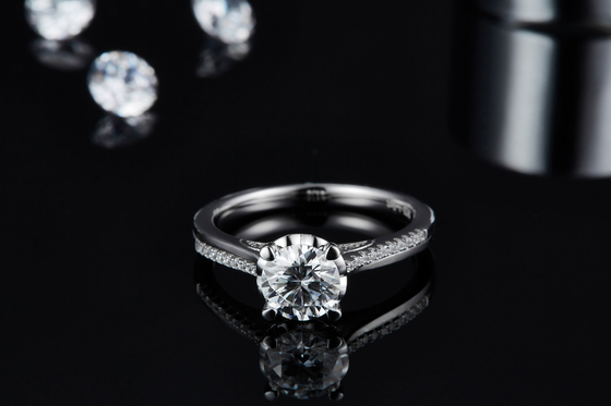 Minimalist Custom Diamond Moissanite แหวนหมั้นแหวนสัญญาสำหรับผู้หญิง