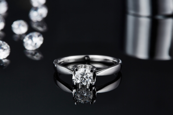แหวนเงิน 9K ล้อมเพชร Moissanite สีขาว เครื่องประดับงานแต่งงานสไตล์มินิมอล