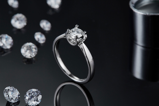 แหวนเงิน 9K ล้อมเพชร Moissanite สีขาว เครื่องประดับงานแต่งงานสไตล์มินิมอล