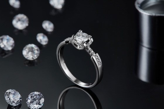 White Moissanite Diamond Minimalist Custom Sytle Wedding Ring สำหรับผู้หญิง