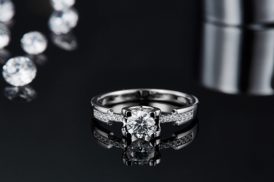 White Moissanite Diamond Minimalist Custom Sytle Wedding Ring สำหรับผู้หญิง
