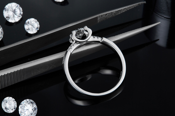 White Moissanite Diamond Minimalist Custom Sytle Wedding Ring สำหรับผู้หญิง