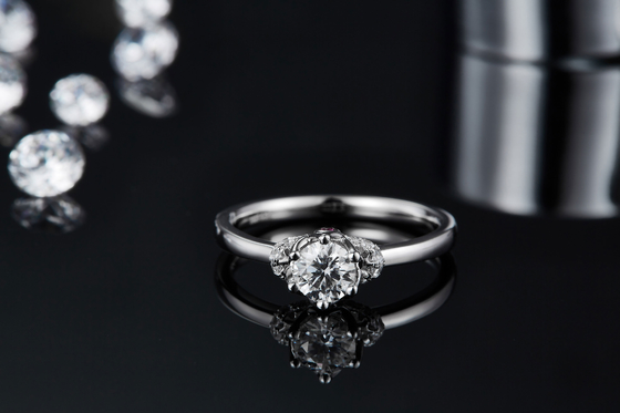 สไตล์ดอกไม้ที่ไม่ซ้ำกันแหวนชุบทองคำขาว Custom Moissanite แหวนหมั้นเครื่องประดับผู้หญิง