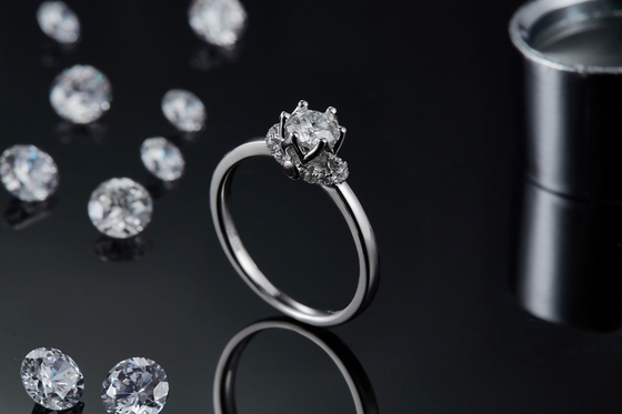 สไตล์ดอกไม้ที่ไม่ซ้ำกันแหวนชุบทองคำขาว Custom Moissanite แหวนหมั้นเครื่องประดับผู้หญิง