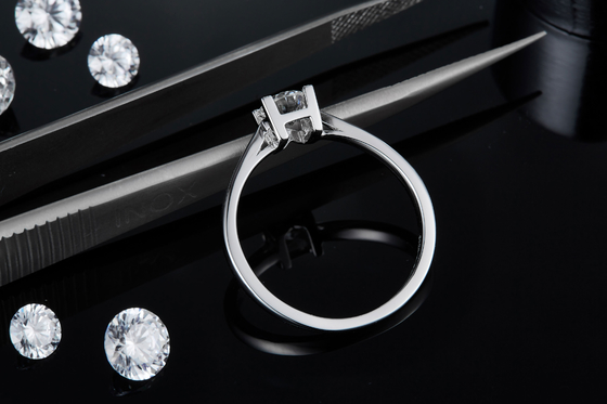 ที่ไม่ซ้ำกัน S925 East West การตั้งค่าผู้หญิง Emerald Cut Moissanite แหวนหมั้นงานแต่งงานที่ทันสมัยครบรอบ CZ แหวน