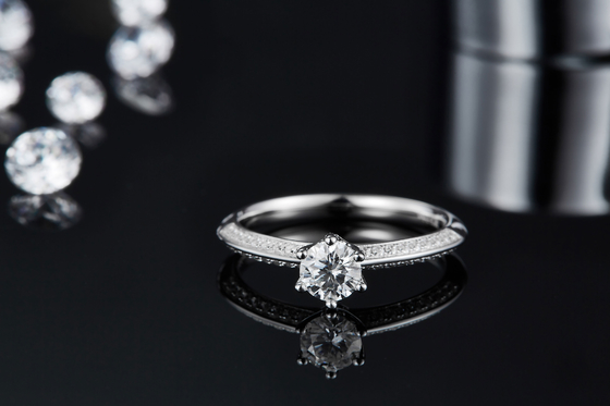 White Moissanite และ Sapphire Platineve Diamonds เครื่องประดับแหวนหมั้นผู้หญิง