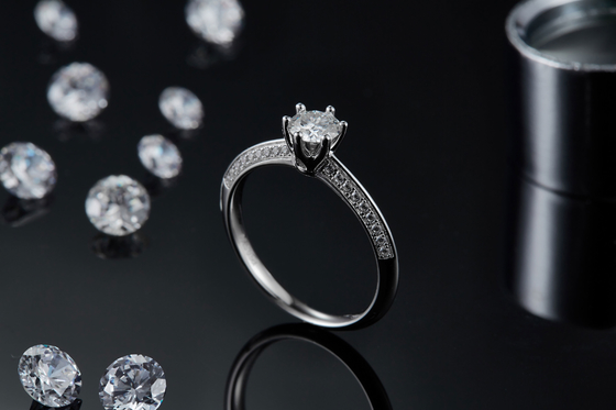 White Moissanite และ Sapphire Platineve Diamonds เครื่องประดับแหวนหมั้นผู้หญิง