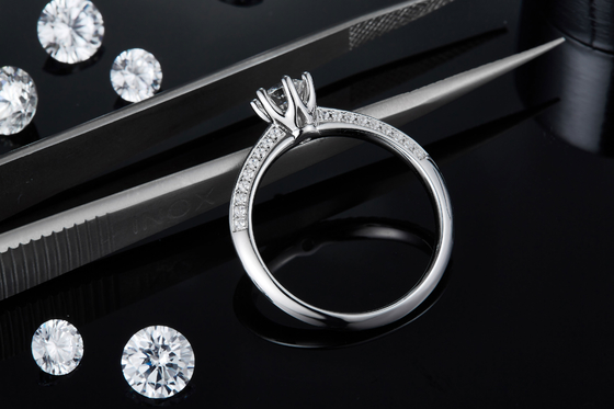 White Moissanite และ Sapphire Platineve Diamonds เครื่องประดับแหวนหมั้นผู้หญิง