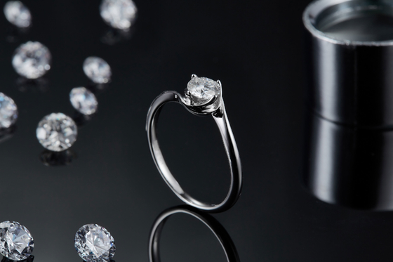 แหวนทองคำขาว 14 กะรัต Lab Grown Moissanite แรงบันดาลใจจาก Moissanite แหวนเพชรหมั้น Moissanite