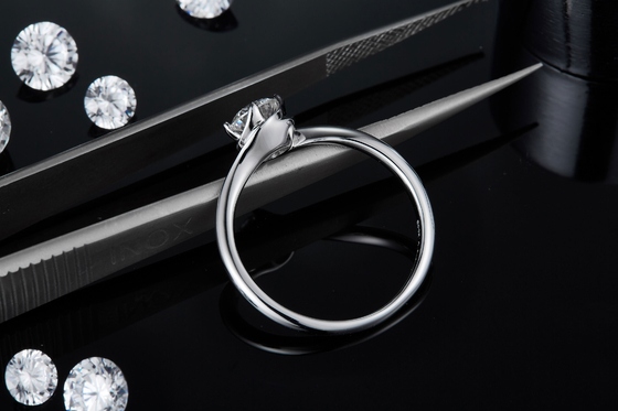 แหวนทองคำขาว 14 กะรัต Lab Grown Moissanite แรงบันดาลใจจาก Moissanite แหวนเพชรหมั้น Moissanite