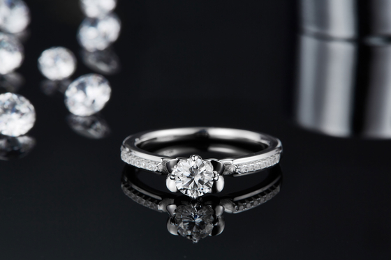 แหวนหมั้น Moissanite ตัดดอกไม้ แหวนทองคำขาว 14KN ที่ไม่เหมือนใคร แหวนหมั้น Moissanite