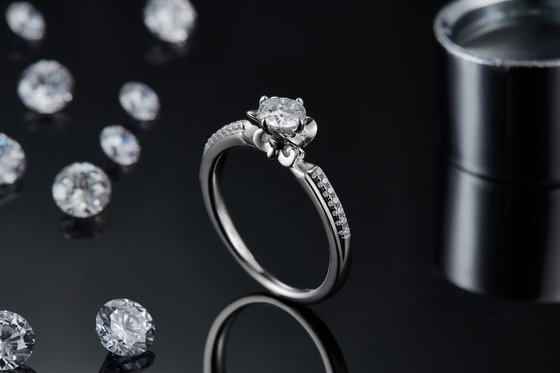 แหวนหมั้น Moissanite ตัดดอกไม้ แหวนทองคำขาว 14KN ที่ไม่เหมือนใคร แหวนหมั้น Moissanite