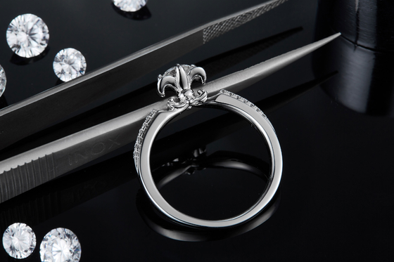 แหวนหมั้น Moissanite ตัดดอกไม้ แหวนทองคำขาว 14KN ที่ไม่เหมือนใคร แหวนหมั้น Moissanite