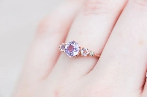 แหวนควอตซ์ลาเวนเดอร์ธรรมชาติ, 925 เงินสเตอร์ลิง Rose Gold Plated Five Stone Ring