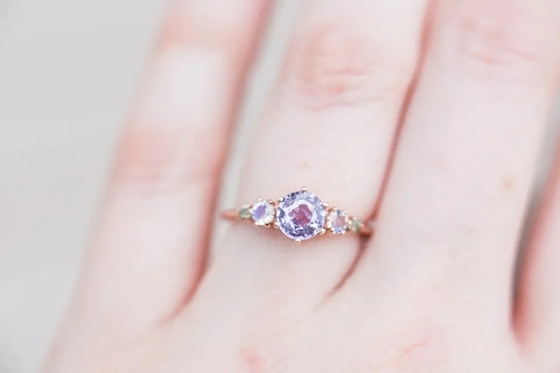 แหวนควอตซ์ลาเวนเดอร์ธรรมชาติ, 925 เงินสเตอร์ลิง Rose Gold Plated Five Stone Ring