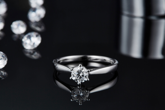 เครื่องประดับงานแต่งงานสไตล์มินิมอล แหวนเงิน 9K ทรงกลม White Moissanite CZ