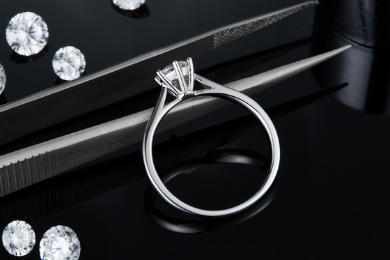 เครื่องประดับงานแต่งงานสไตล์มินิมอล แหวนเงิน 9K ทรงกลม White Moissanite CZ